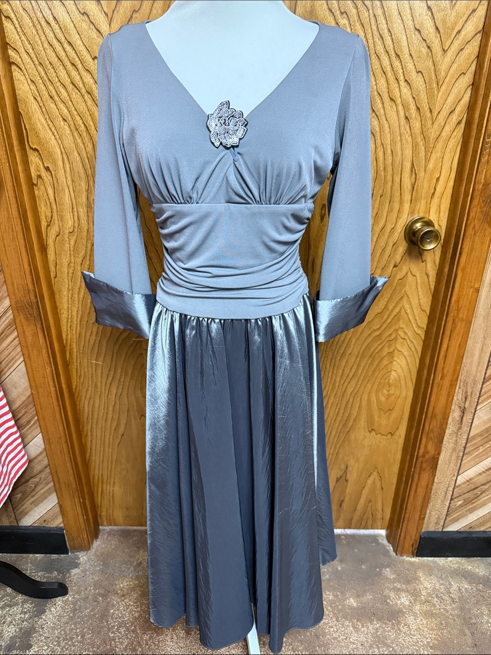 Jessica Howard Elegant Slate Gray V-Neck Women's Dress with Brooch 6